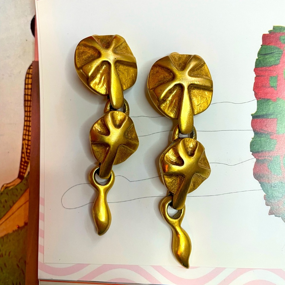 Vintage 90s Goldtone Beachy Sand Dollar Dangle Clip-On Statement Earrings